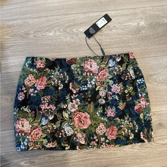 Fashion Nova Major Vibe Floral Skirt. Medium. New with Tags. - Picture 4 of 5